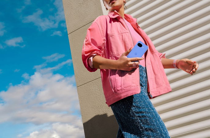 Google Pixel 10a em ambiente urbano