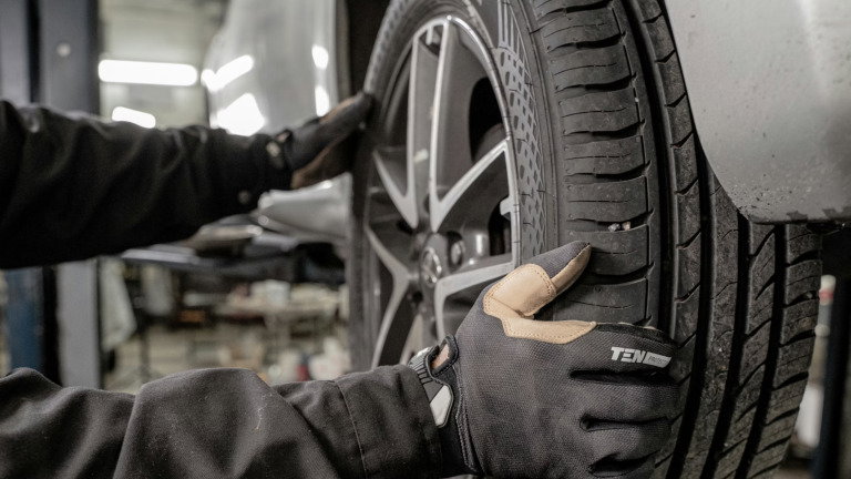 Poucos condutores sabem disto mas este detalhe nos pneus leva ao chumbo do carro na inspeção