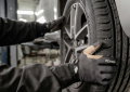 Poucos condutores sabem disto mas este detalhe nos pneus leva ao chumbo do carro na inspeção