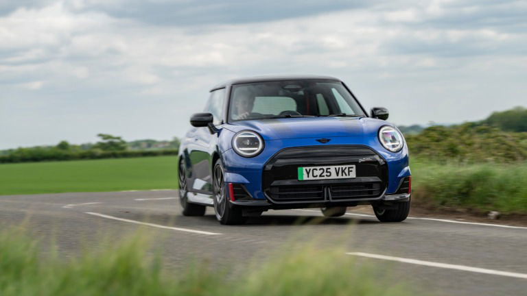 Preço do MINI Cooper elétrico aproxima-se dos modelos a gasolina