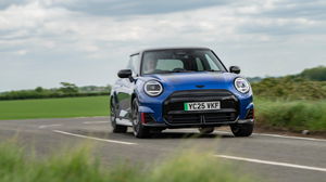 Preço do MINI Cooper elétrico aproxima-se dos modelos a gasolina