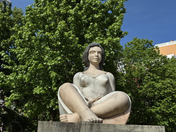 est&aacute;tua no jardim