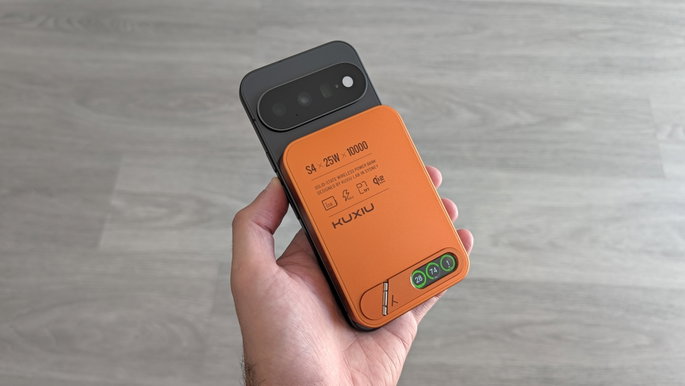 Google Pixel 11 com powerbank de carregamento magn&eacute;tico acoplada
