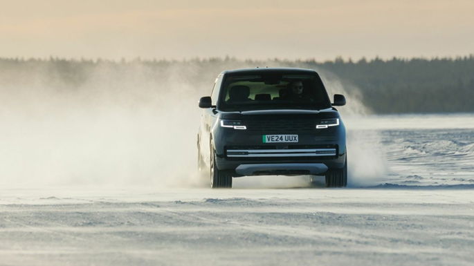 Range Rover elétrico em testes na neve