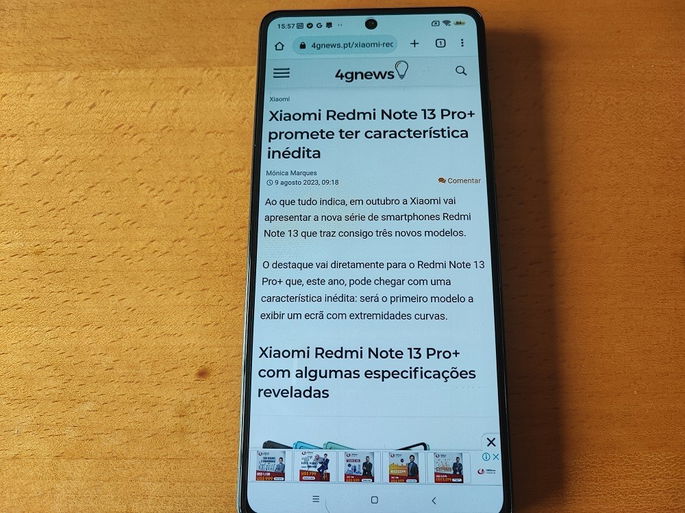 imagem de uma página 4gnews no ecrã do Redmi Note 12 Pro+