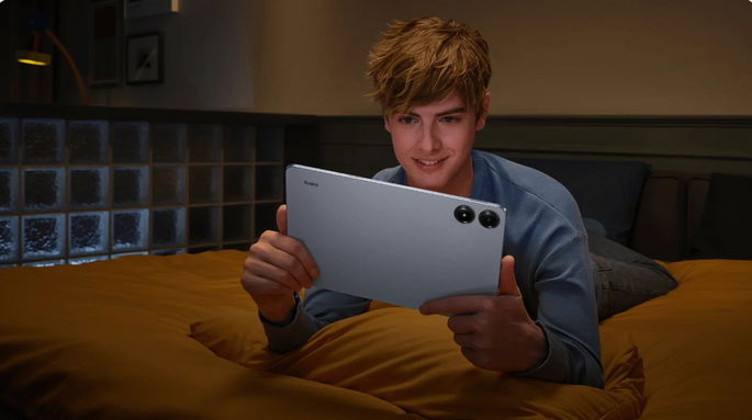 Pessoa com Redmi Pad Pro