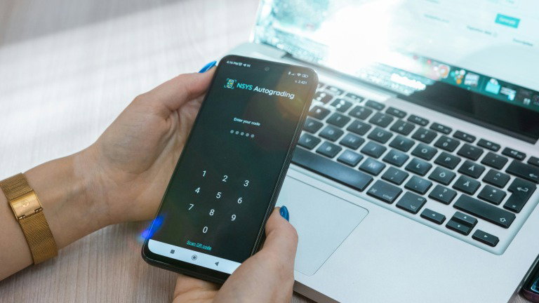 Roubaram-te o Facebook ou WhatsApp? Faz isto antes que seja tarde