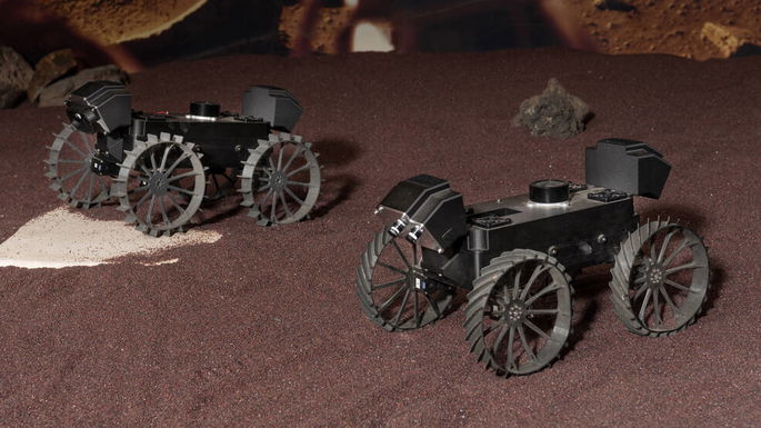 imagens de dois rovers exploradores da superfície lunar