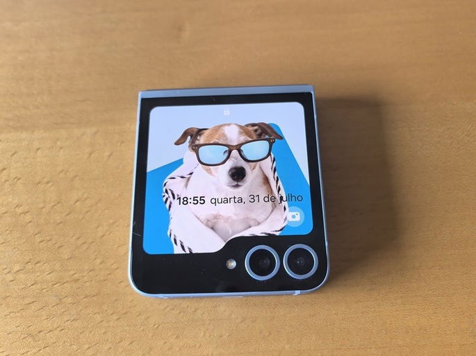 Samsung Galaxy Z Flip6 ecrã exterior