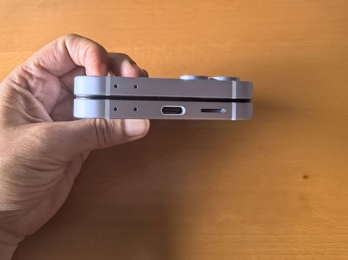 Samsung Galaxy Z Flip6 fechado metades