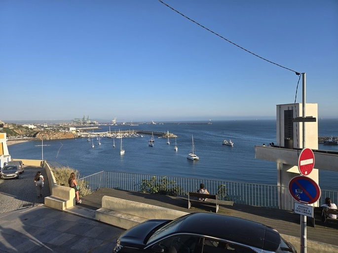 Samsung Galaxy Z Flip6 paisagem mar completa