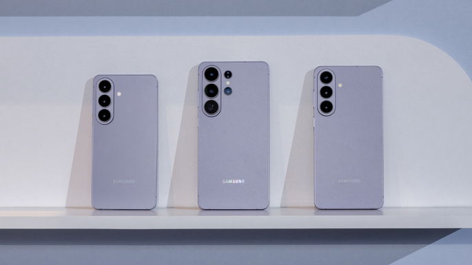 Samsung Galaxy S26 em cima de uma prateleira