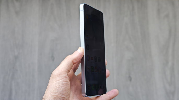 Galaxy S26 Ultra: ecr&atilde; de privacidade ativo visto de lado