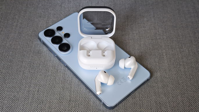Galaxy S26 Ultra consegue carregar os teus Galaxy Buds4 Pro sem fios