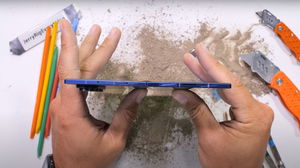 Samsung Galaxy Z Fold7 parte ao meio? YouTuber tenta destruir o novo dobrável