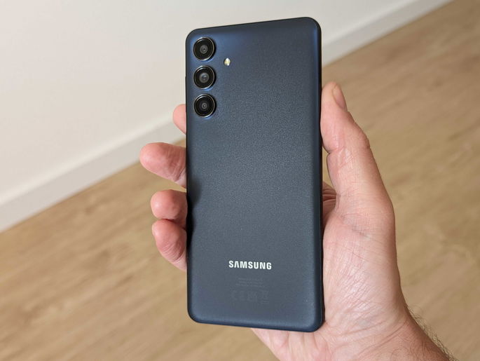 Samsung M55 Design Indoor