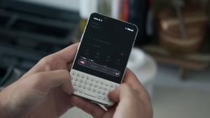 Saudades dos BlackBerry? Este novo smartphone Android traz de volta o teclado físico