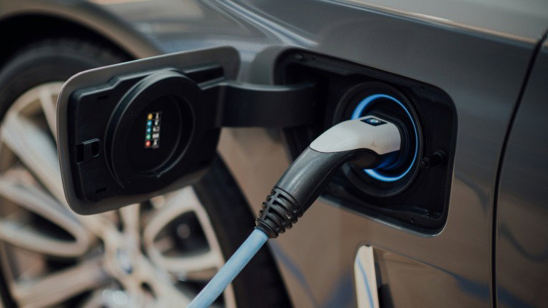 Se tens carro elétrico, este hábito dá direito a multa de centenas de euros