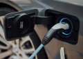 Se tens carro elétrico, este hábito dá direito a multa de centenas de euros