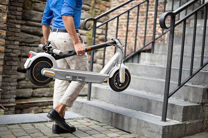 imagem da Segway Ninebot a ser transportada
