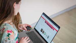 Shein vai aumentar os preços na Europa? Taxa de 3 € pode encarecer encomendas