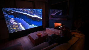 Sim, podes ter um "Modo Cinema" inteligente em casa grátis e eu digo-te como