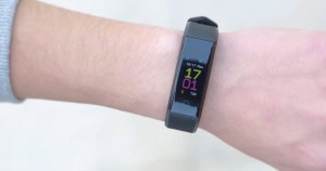 Esta smartband concorrente à Xiaomi Mi Band 3 custa apenas 5€