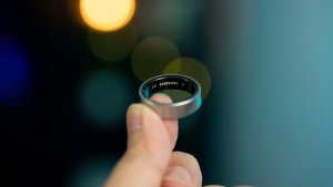 Smartwatch vs Smart Ring: qual é afinal a melhor escolha para ti?