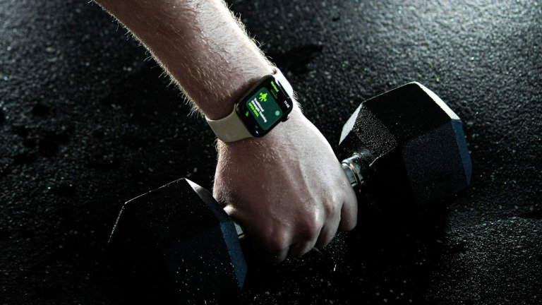 GPS, bateria e preço: o que muda entre uma smartband e um smartwatch