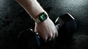GPS, bateria e preço: o que muda entre uma smartband e um smartwatch