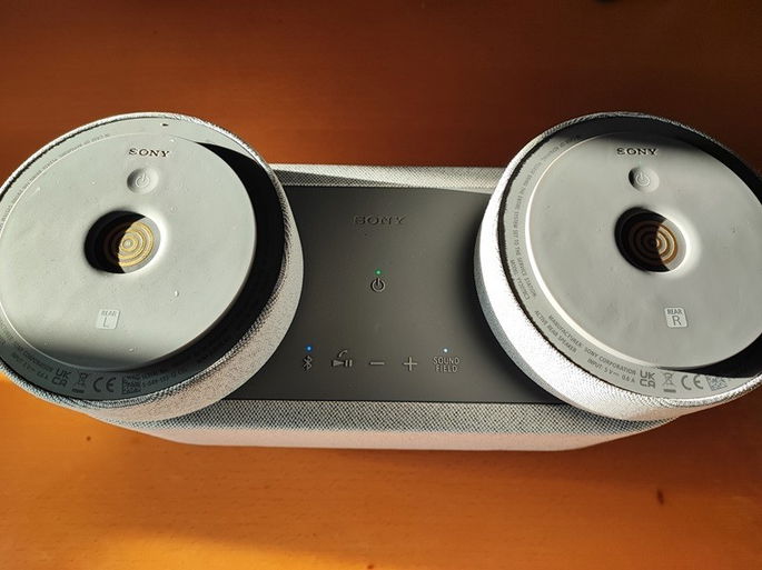 imagem do painel traseiro das colunas secundárias da Sony HT-AX7