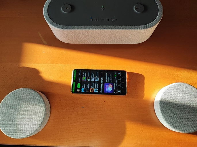 imagem da Sony HT-AX7 com um smartphone