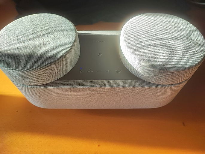 imagem da Sony HT-AX7 com as colunas secundárias acopladas