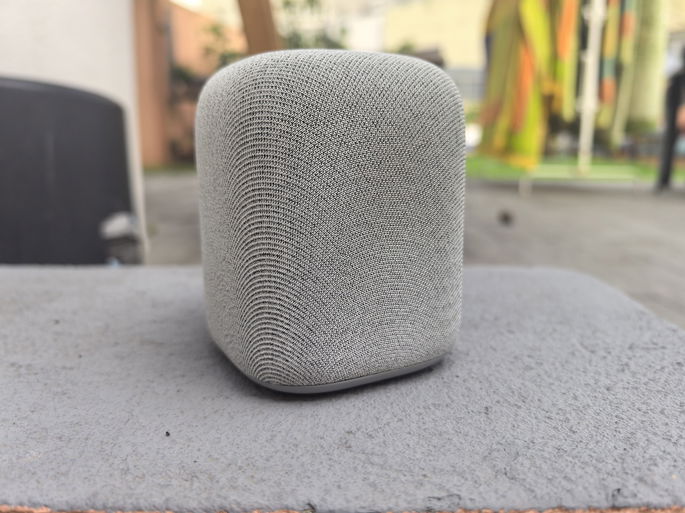 Sony LinkBuds Speaker com fundo desfocado