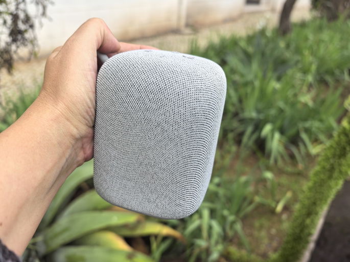 Sony LinkBuds Speaker na mão
