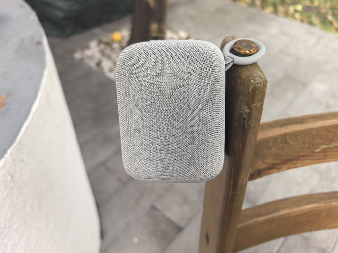 Sony LinkBuds Speaker presa a uma cadeira