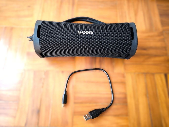 Sony Ult Field 1 e cabo de carregamento