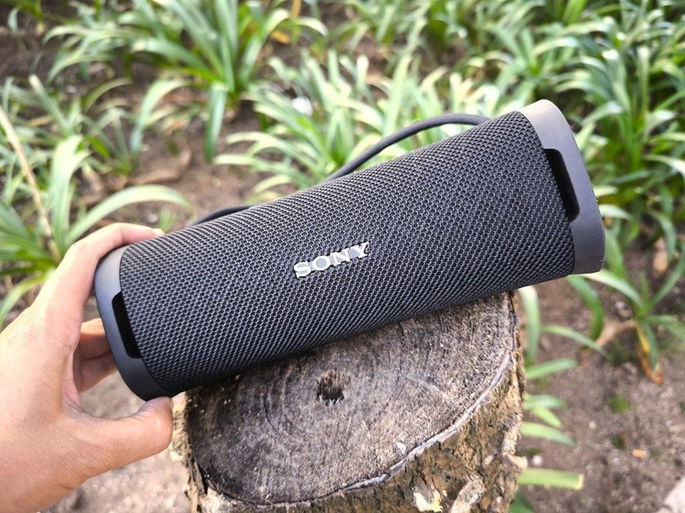 Sony Ult Field 1 no tronco de árvore