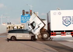 SUV elétrico chinês coloca camião de rodas no ar. O teste de colisão que está a causar polémica (vídeo)