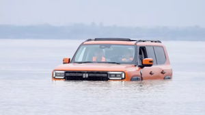 SUV híbrido faz o impossível: é o primeiro a atravessar um rio graças a um truque inesperado (vídeo)