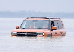 SUV híbrido faz o impossível: é o primeiro a atravessar um rio graças a um truque inesperado (vídeo)