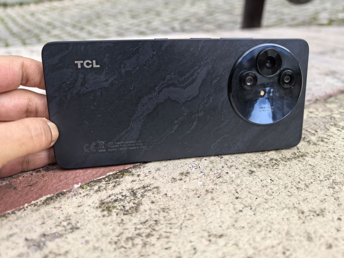 TCL 50 Pro NXTpaper design