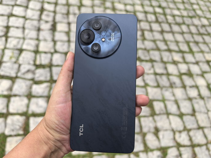 TCL 50 Pro NXTpaper fundo calçada