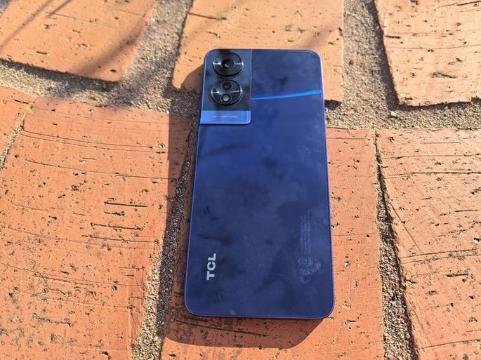 TCL 505 painel traseiro