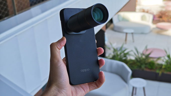 OPPO Find X9 Pro com teleconversor acoplado