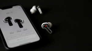 Tens auriculares com ANC? O truque simples que pode duplicar o cancelamento de ruído (e poupar bateria)