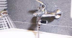Este gadget diz-te a temperatura do chuveiro e custa menos de 10€