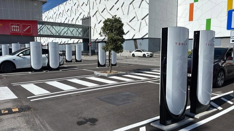 Tesla abre finalmente o Supercharger mais aguardado em Portugal
