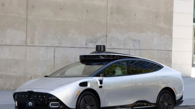Tesla e Google que se cuidem: Este carro conduz sozinho e vai ser lançado já em 2026