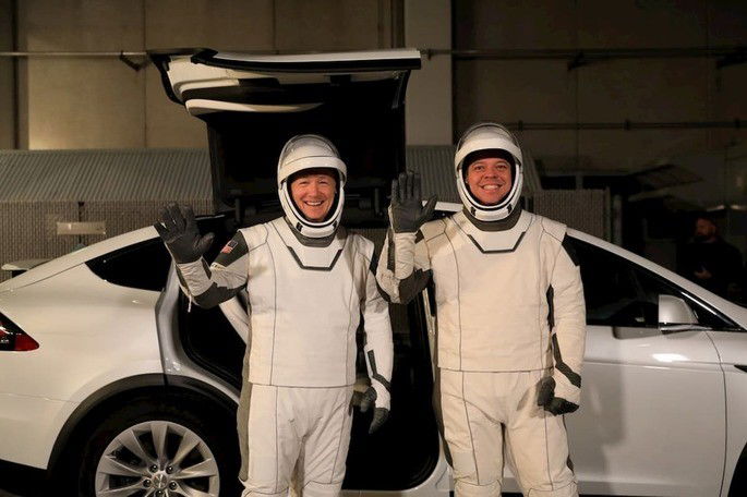 Astrovan astronautas NASA Tesla Model X